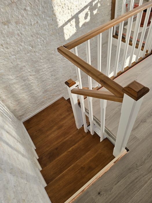 Scări din lemn masiv