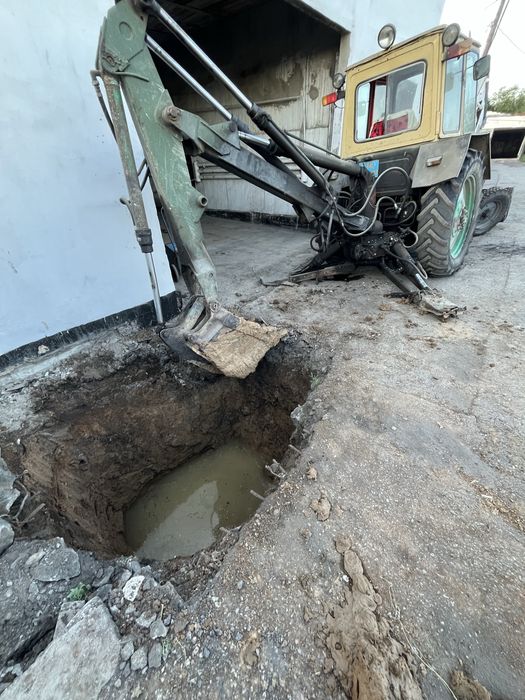 Трактор-экскаватор, снегоуборщик ЮМЗ