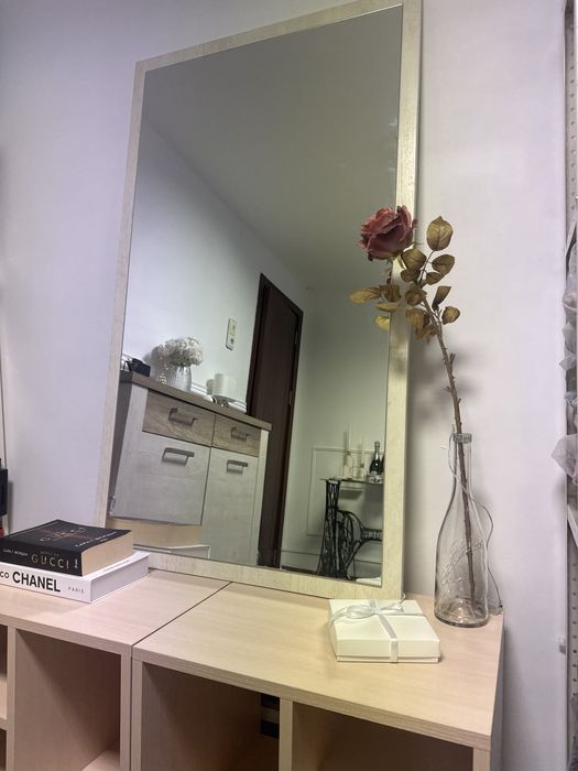 Огледало + две отворени шкафчета