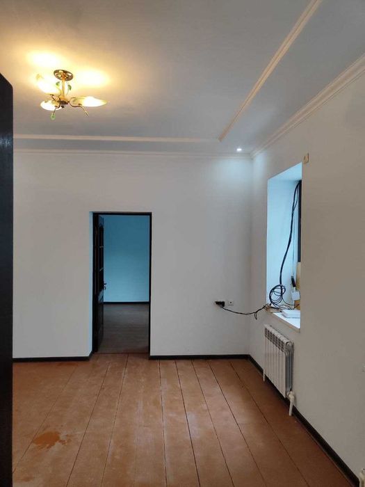 Продаётся 2 дома с ремонтом в общем дворе 4 кладовых + 2 навеса Дархан