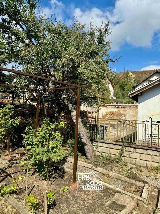 Двуетажна къща за продажба в гр.Шипка