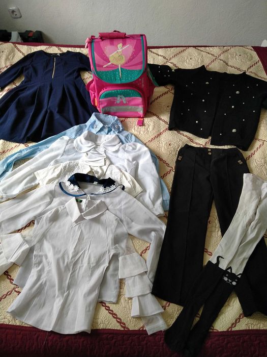 Продам школьный рюкзак и одежду