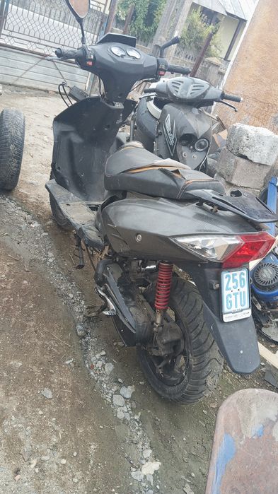 Vând scuter 80cc 2t de piese,sau dacă puneți set pe el e functional