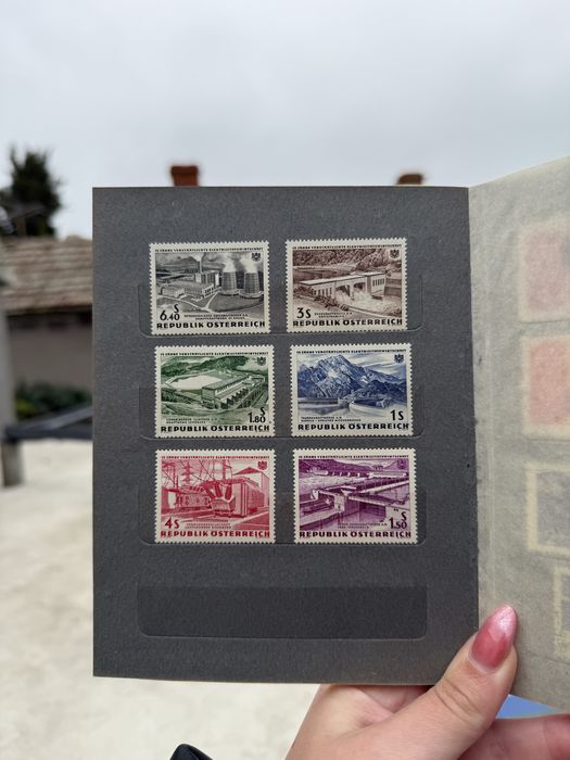 Малък класьор с различни пощенски марки