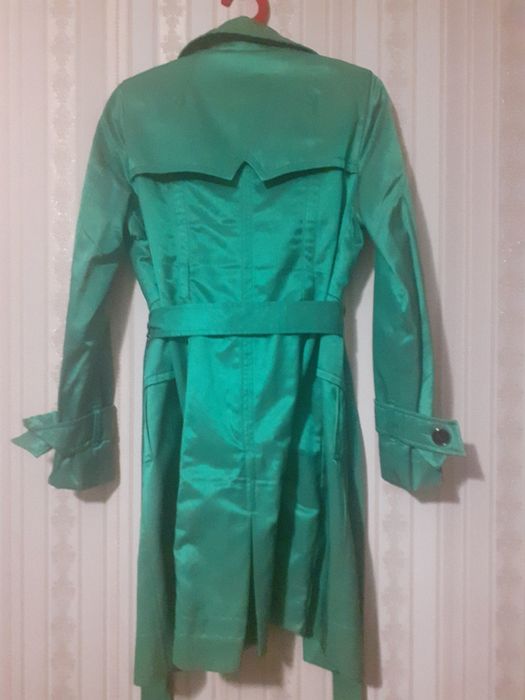 Зеленый женский плащь