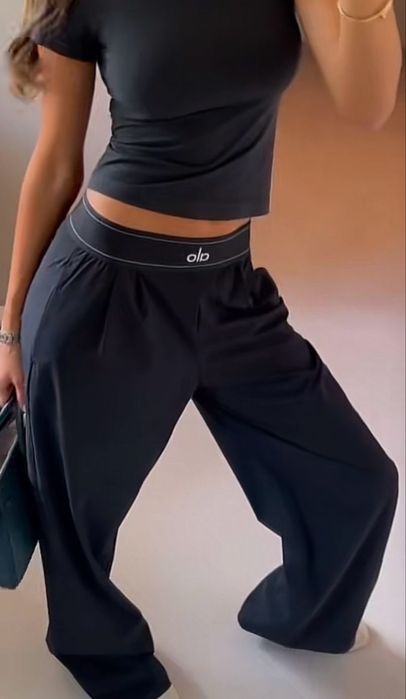 Брюки Alo в черном цвете