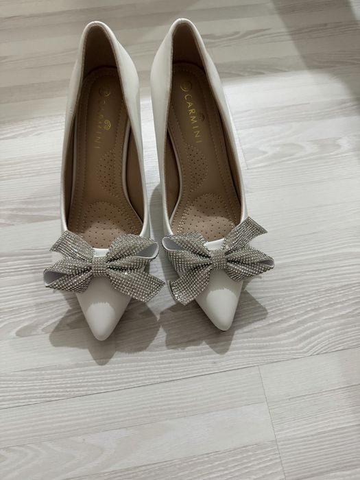 Продам туфли на мин каблуке