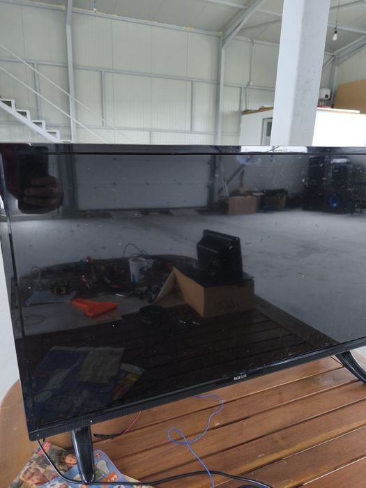 Tv 84 cm diagonală folosit 2 luni .se oferă probă și garanție
