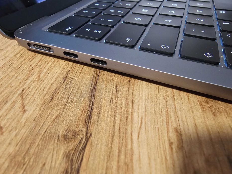 MacBook Air 13.6" M2 (2022) | 8GB | 256GB SSD | Space Gray | + кутия | БЕЗ зарядно | Проблемен екран | A2681