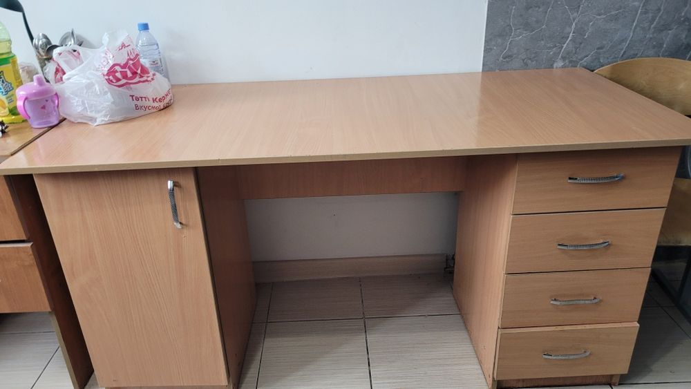 Стол письменный.
