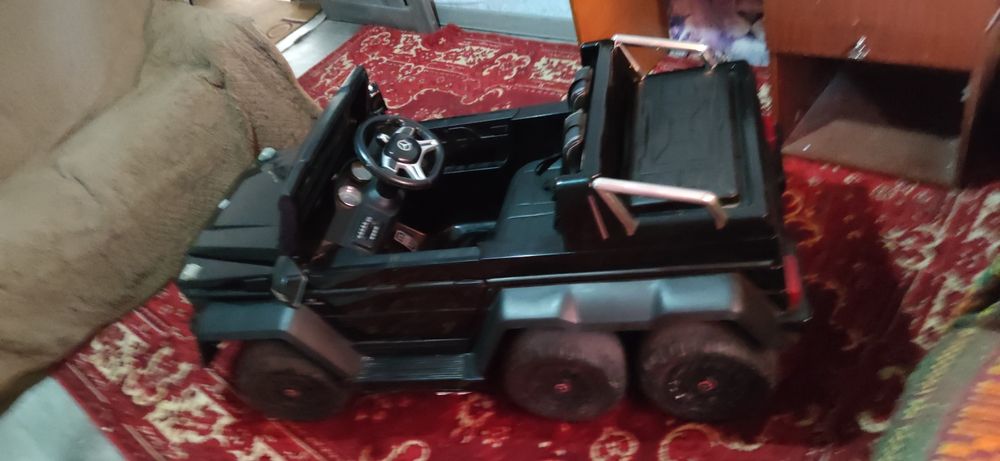 Продам машину детскую