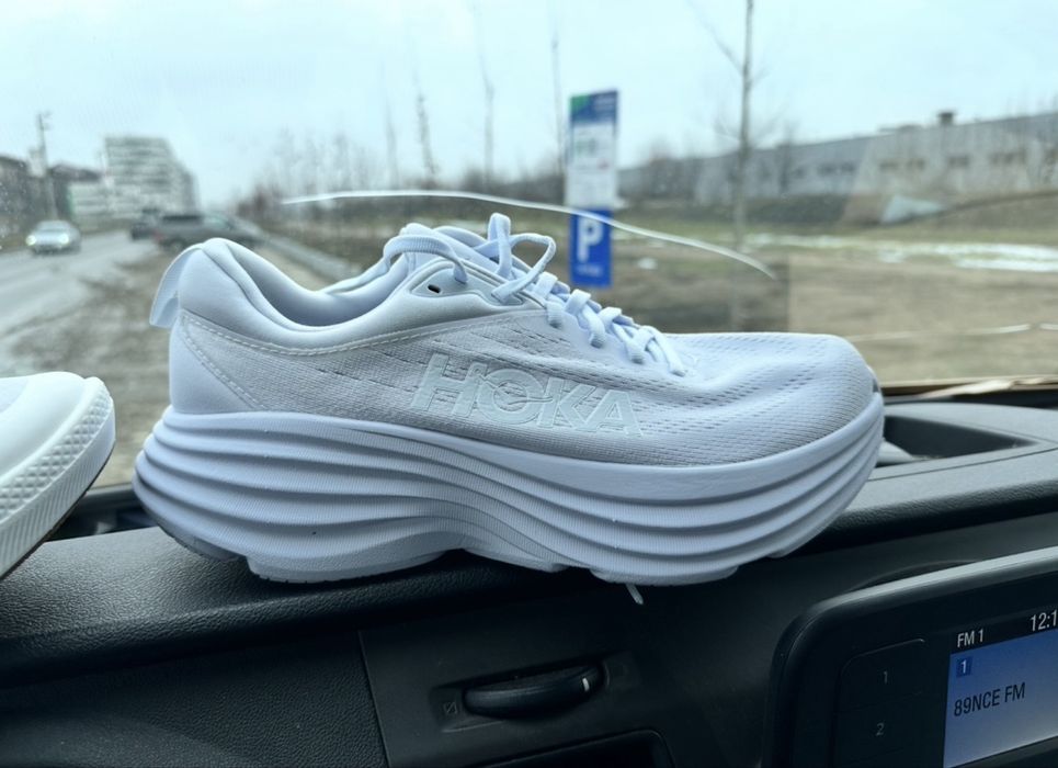 Hoka 41,1/3 noi, culorea alb. Se trimite cu verificare