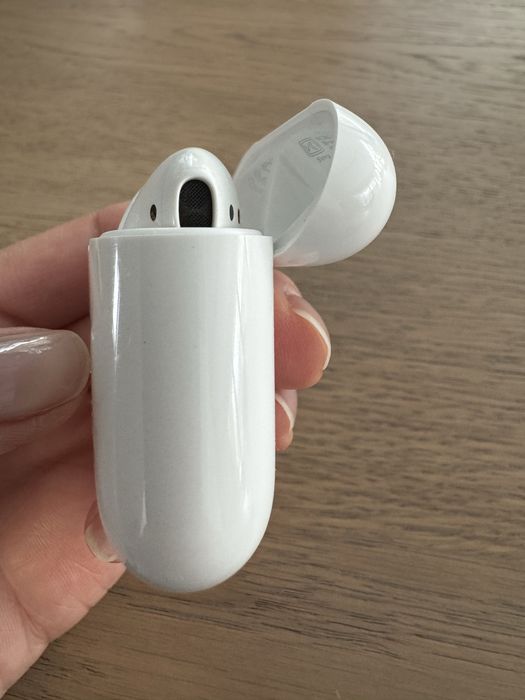 Apple AirPods 2  (EMC2862)