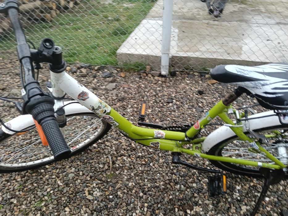 Vând bicicletă cu roti subtiri tunată