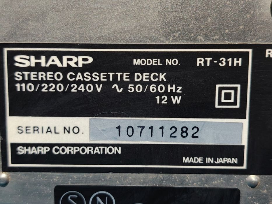 SHARP RT-31H Stereo Cassette Deck cu un defect nu se aude clar și nu se aude volumul tare.
