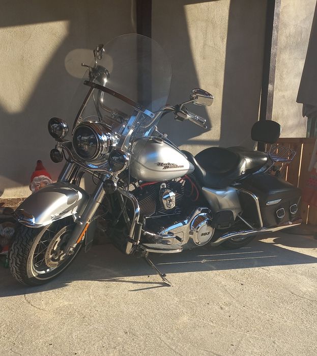Vând Harley Davidson road king classic