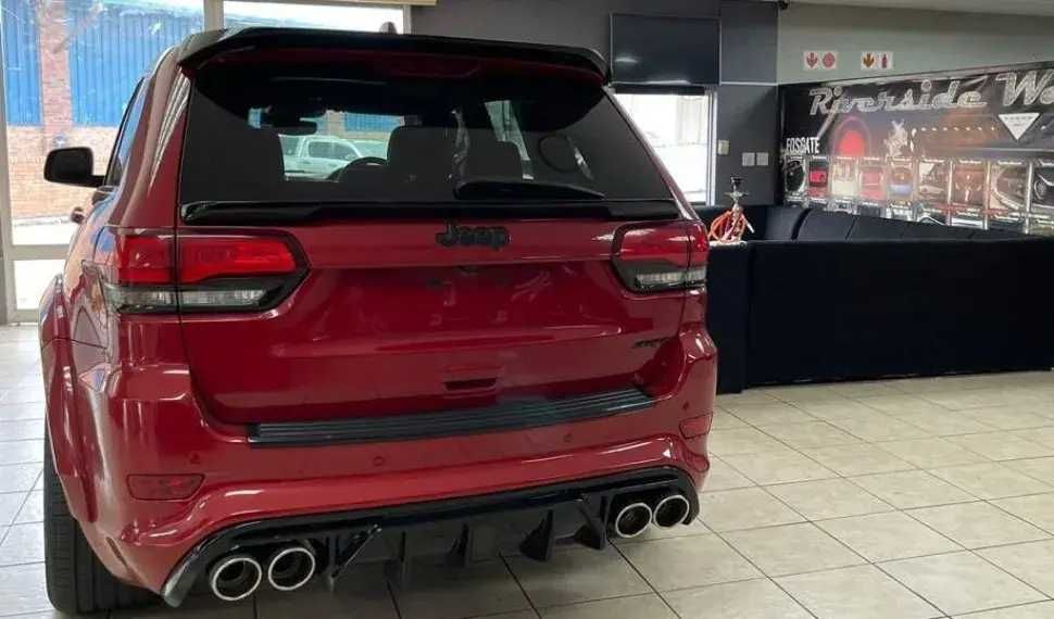 Заден среден спойлер за Jeep Grand Cherokee WK2 14-18 черен лак