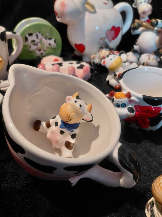 Колекция от фигурки на крави