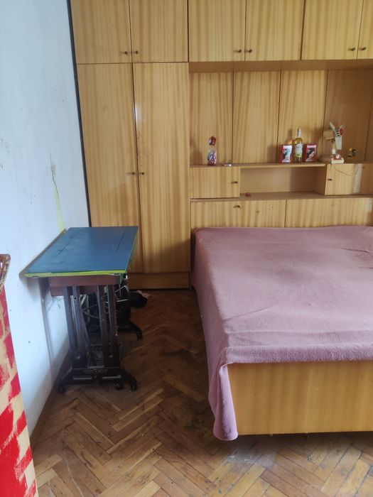 Продавам кооперация  4+1 с гараж, таванска стая и дворно място .Спешно