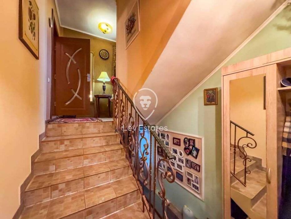 Двуетажна къща с парцел в Средец, област Бургас