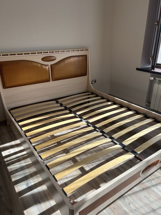 Двуспальная кровать