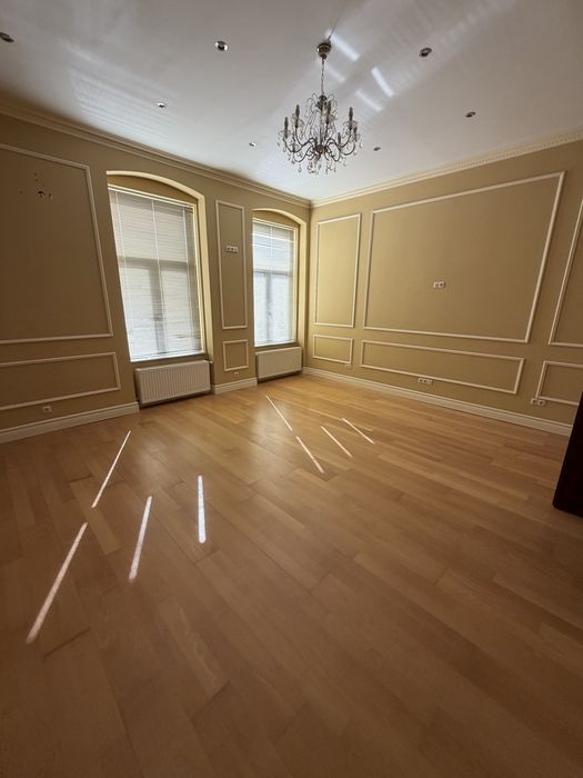Apartament 3 camere 2 bai in cladire istorica (1878) tavan inalt de 3.8m ,  zona centrala