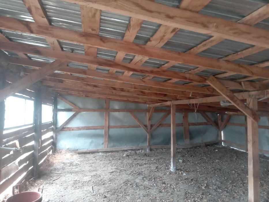 Дървен материал и ламарина