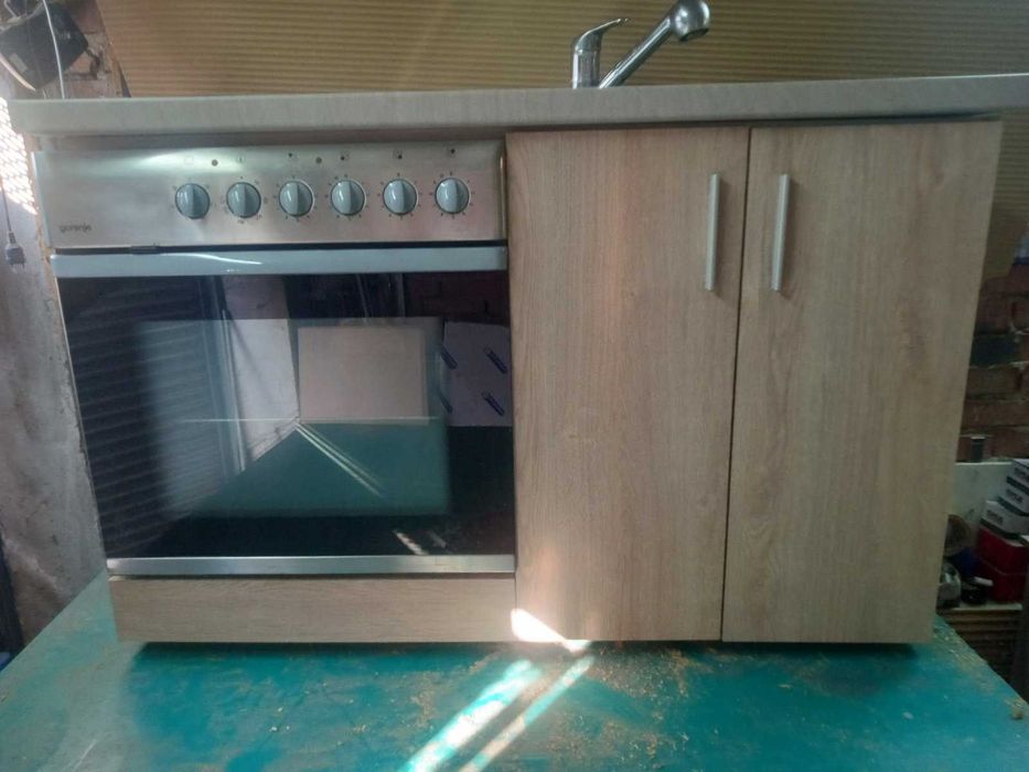 Продавам кухненски шкаф с печка и мивка