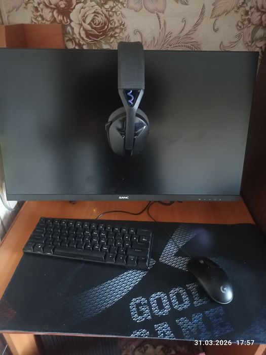 Монитор клавиатура и мышь