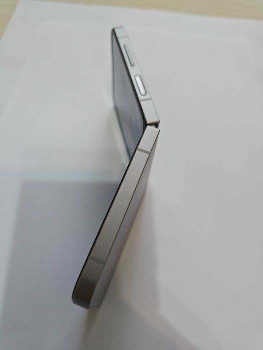 Samsung Flip 6, 12 GB memorie, 256 gb, baterie 97%