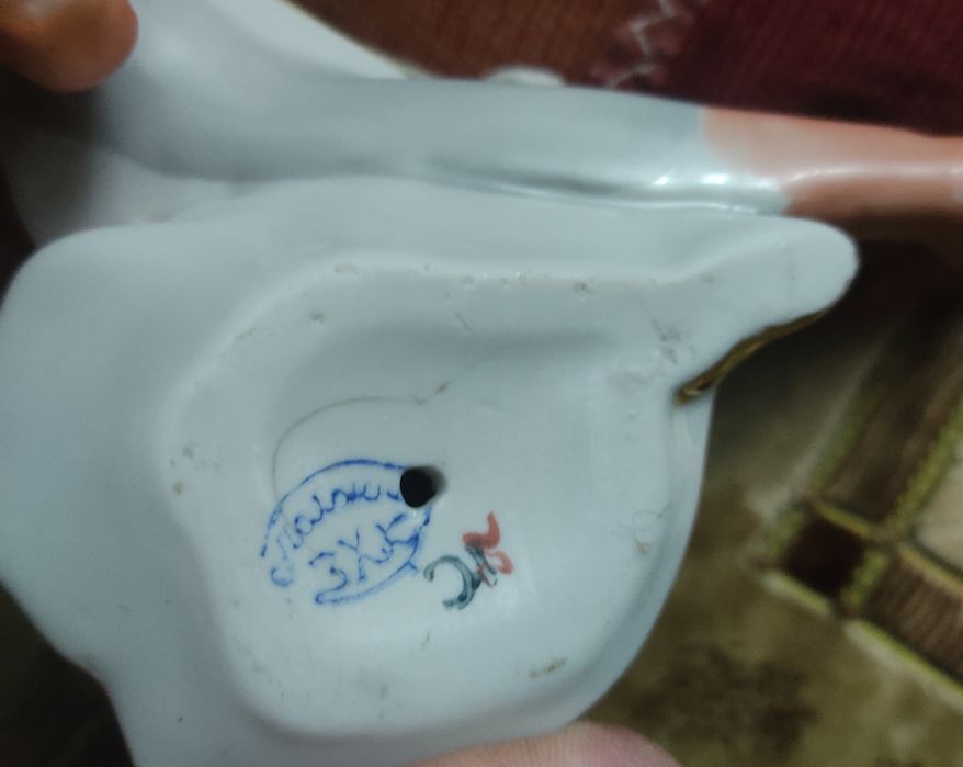 Фарфоровая статуэтка.