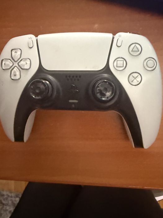 Vand ps 5 in stare excelenta se ofera o maneta
