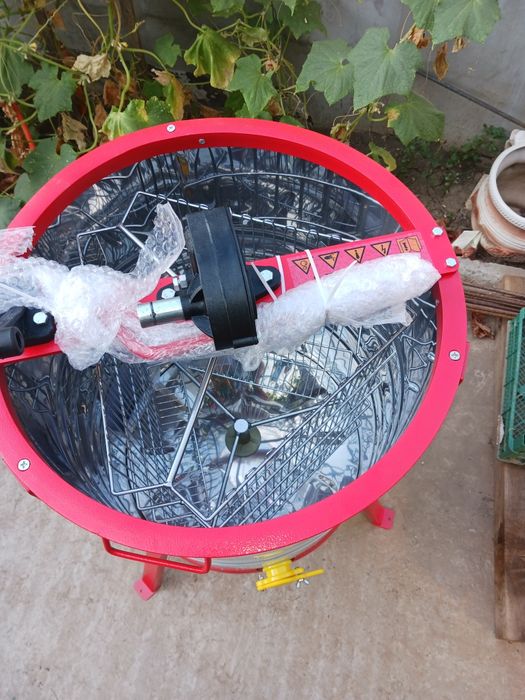 Vând stupi de albine și centrifuga inox