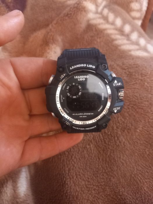 Vând/schimb  ceas citiți descrierea !