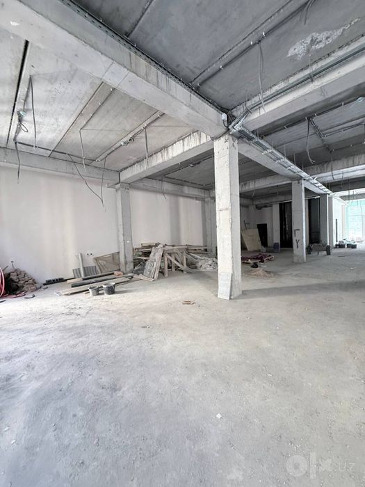 Сдается отдельно стоящие здание 2700м2 в Яккасарайском  районе. SH83