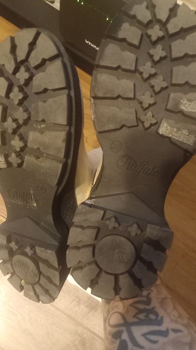 Женски боти, размер 36, и дамски накъсани дънки цена 30 лв