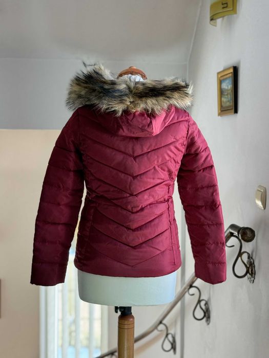 Geacă rosie cu puf damă cu glugă din blană naturală de raton