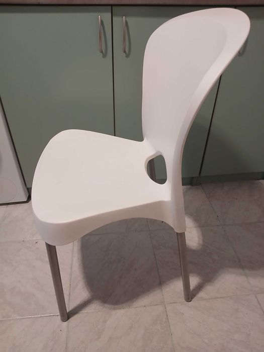 Стол:метал+стабилна пластмаса