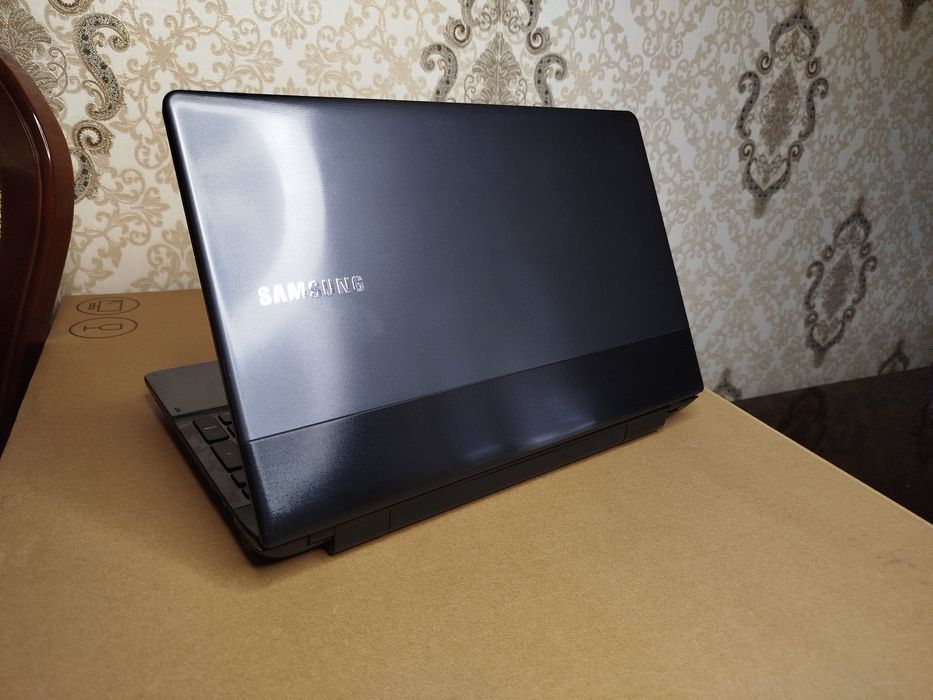 Продается Samsung Laptop 300E intel Core i3 4/512Gb ideal sotiladi
