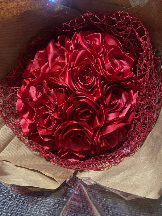 Букети от сатенени рози