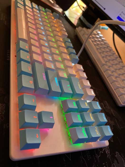 Tastatura rgb qwertykey k400 White Ocean Berbesti • OLX.ro