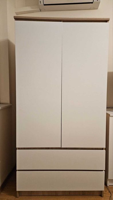 Компактен гардероб в бял и дървесен цвят