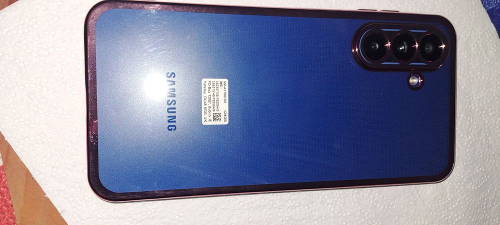 Telefon nou in cutie