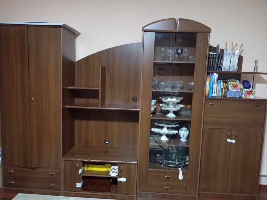 Продается стенка, компьютерный стол, детский манеж, комод с зеркалом