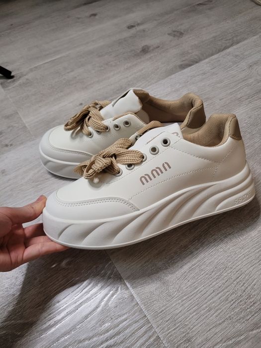 Стильные новые кроссовки