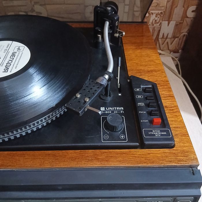 Продам проигрыватель пластинок вега 108. Рабочий