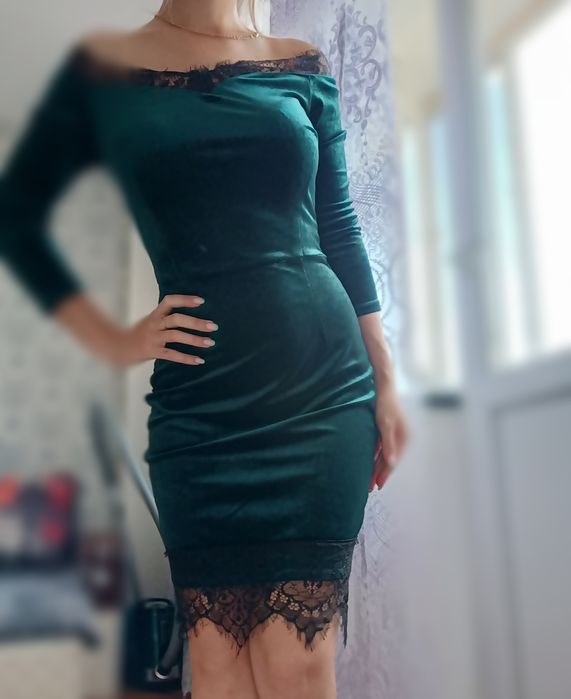 Велюровое платье с гипюром