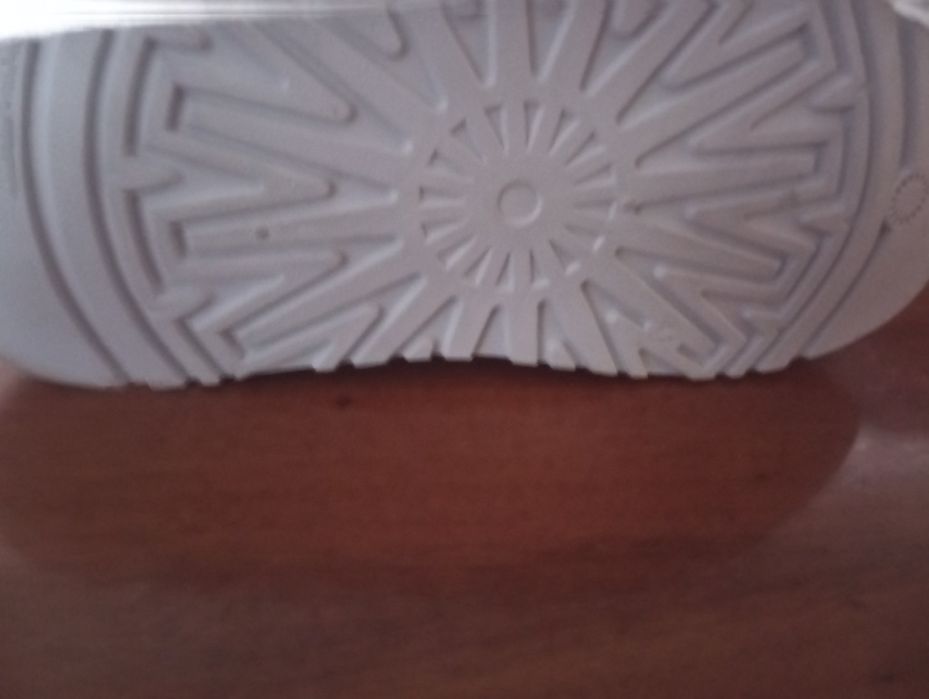 Продам Уги женские.