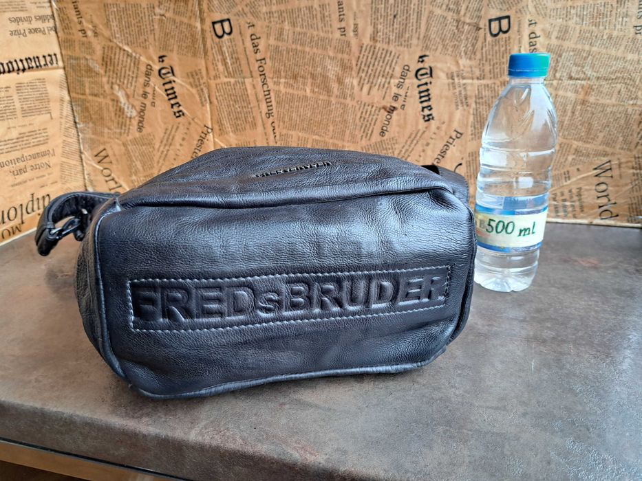 дамска кожена чанта FREDsBRUDER в сива-естествена кожа