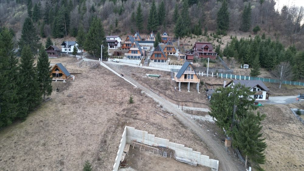 Teren intravilan cu priveliste si acces lac + autorizatie cabana